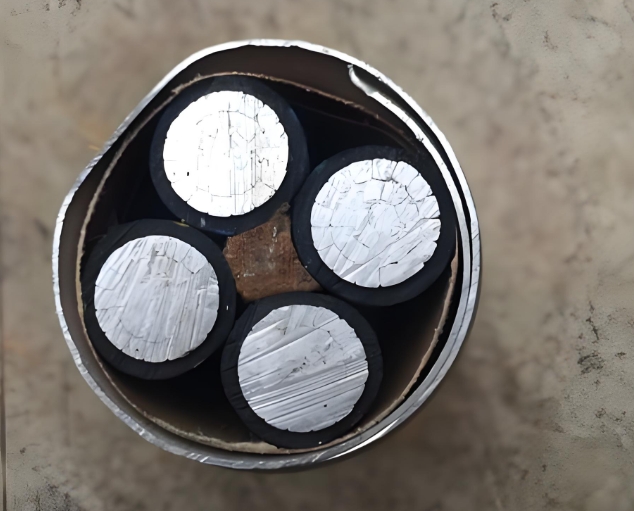 如何預(yù)防冬季電線電纜外皮脫落的現(xiàn)象呢.jpg 如何預(yù)防冬季電線電纜外皮脫落的現(xiàn)象呢.jpg